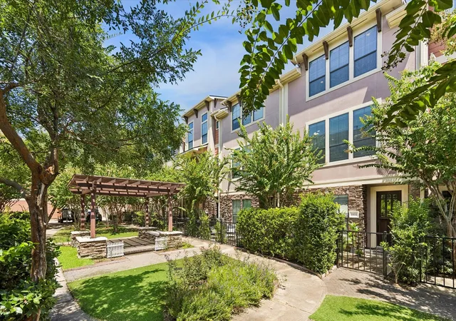 Photo 3 of Townhouse for sale at 1045 W 22nd St #K, Houston, TX 77008 | MLS# 44911766 | Listing updated on 2026-09-19