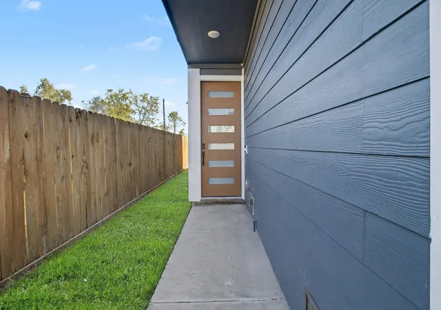 Listing Photo 4 - Condo for sale in building located at 5000 Higgins St, Houston, TX 77033 - Unit #A AND B