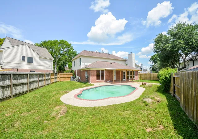 Photo 1 of Sale Pending at 4013 Ivywood Dr, Pearland, TX 77584 | MLS# 7535866 | Listing updated on 2026-09-17
