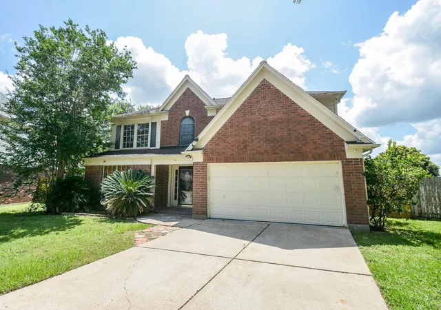 Photo 3 of Sale Pending at 4013 Ivywood Dr, Pearland, TX 77584 | MLS# 7535866 | Listing updated on 2026-09-17