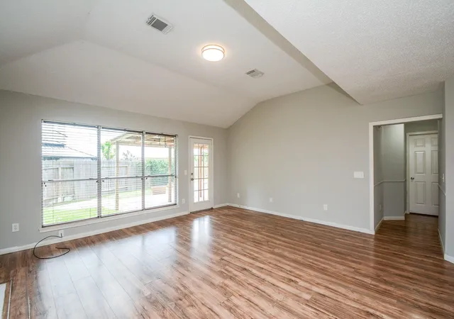 Photo 3 of Sale Pending at 4013 Ivywood Dr, Pearland, TX 77584 | MLS# 7535866 | Listing updated on 2026-09-17