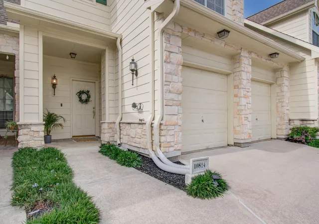 Photo 2 of Townhouse for sale at 10814 Millridge Pines Ct, Houston, TX 77070 | MLS# 25177326 | Listing updated on 2026-09-14