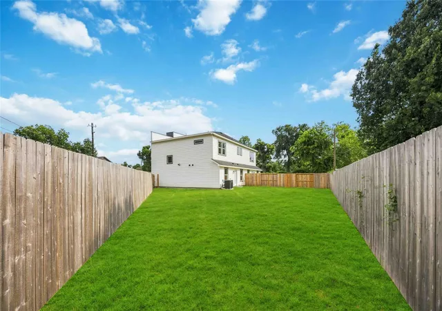 2nd image of 902 Ringold St, Houston, TX 77088