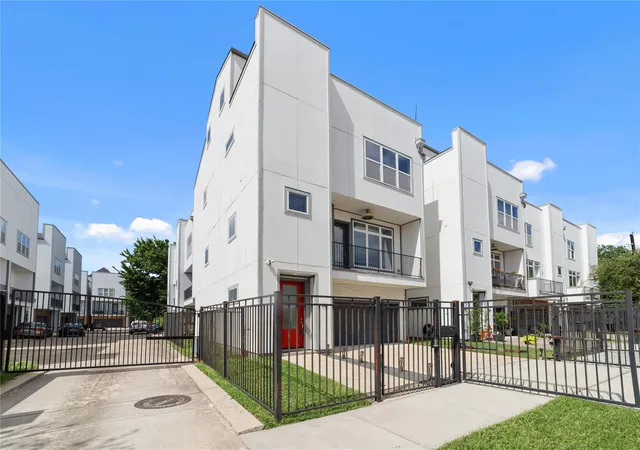 2nd image of 6106 Clarkson Ln #D, Houston, TX 77055 | MLS# 28280662