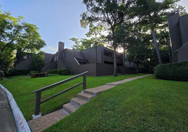 2nd image of 31 Litchfield Ln, Houston, TX 77024 | MLS# 62995773