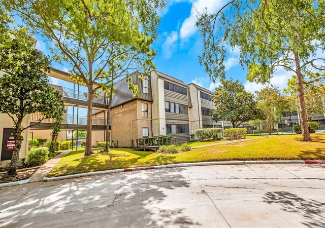 3rd image of 3035 Walnut Bend Ln #35, Houston, TX 77042 | MLS# 29417855