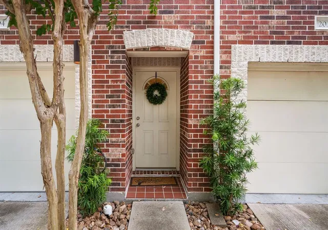 Photo 2 of Townhouse at 8710 Beverlyhill St #204, Houston, TX 77063 | MLS# 45297451 |  | Sold on 2025-01-13