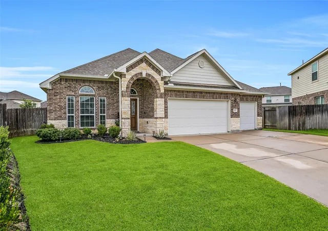 Photo 1 of Single family home for sale at 305 Bordeaux Ct, Alvin, TX 77511 | MLS# 37907937 | Listing updated on 2026-08-28