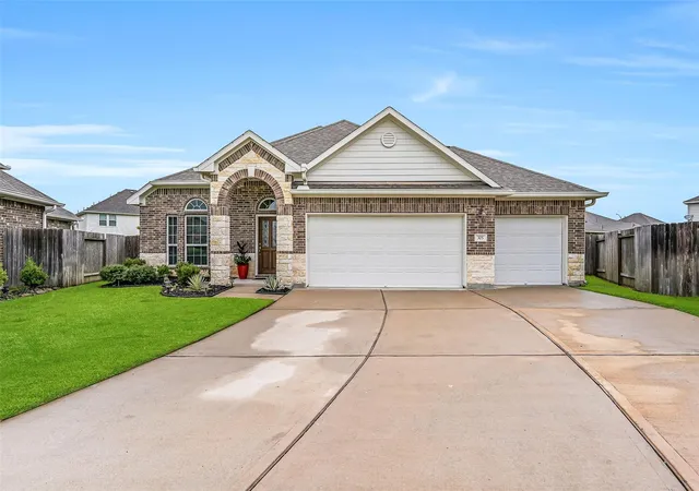Photo 2 of Single family home for sale at 305 Bordeaux Ct, Alvin, TX 77511 | MLS# 37907937 | Listing updated on 2026-08-28