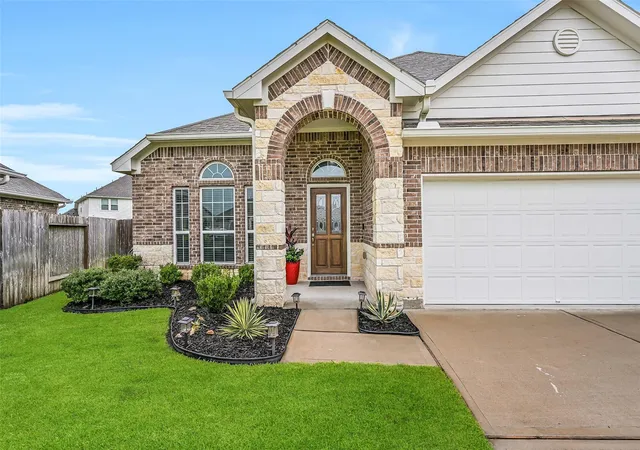 Photo 3 of Single family home for sale at 305 Bordeaux Ct, Alvin, TX 77511 | MLS# 37907937 | Listing updated on 2026-08-28