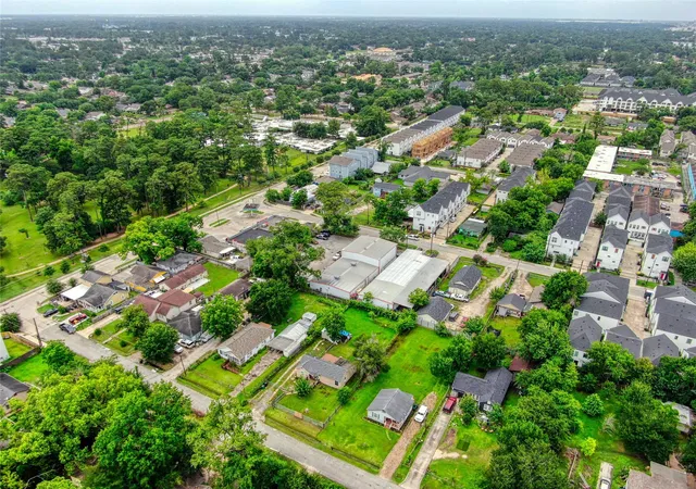 10th image of 906 Woodcrest Dr, Houston, TX 77018 | MLS# 393500
