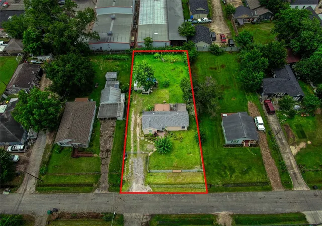 1st image of 906 Woodcrest Dr, Houston, TX 77018 | MLS# 393500