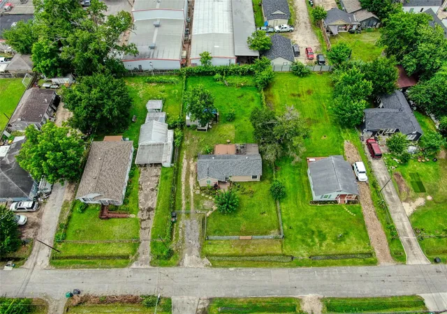 2nd image of 906 Woodcrest Dr, Houston, TX 77018 | MLS# 393500