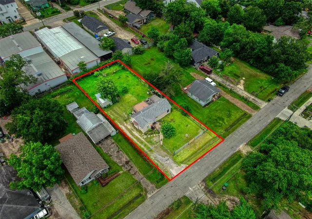 Photo 3 of Sale Pending at 906 Woodcrest Dr, Houston, TX 77018 | MLS# 393500 | Listing updated on 2026-09-14