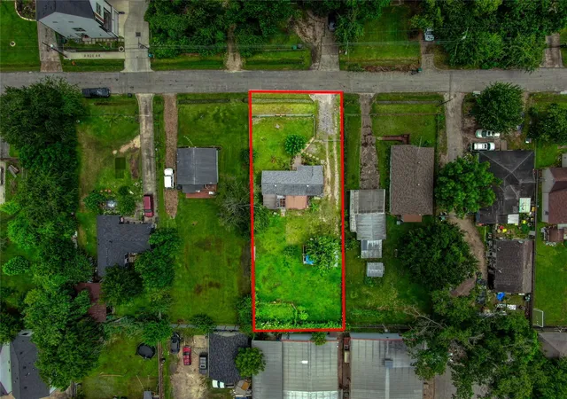Photo 4 of Sale Pending at 906 Woodcrest Dr, Houston, TX 77018 | MLS# 393500 | Listing updated on 2026-09-14