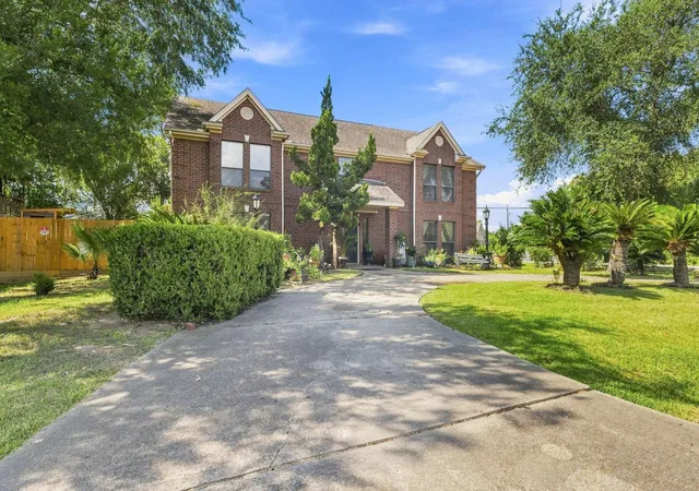 2nd image of 217 Baywood St, La Porte, TX 77571 | MLS# 26349372