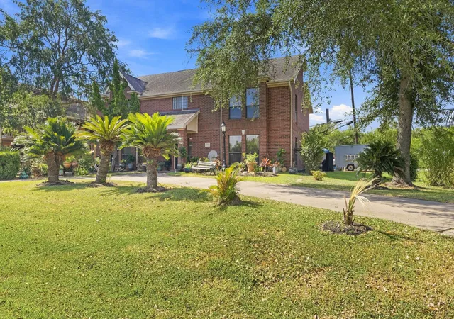 3rd image of 217 Baywood St, La Porte, TX 77571 | MLS# 26349372