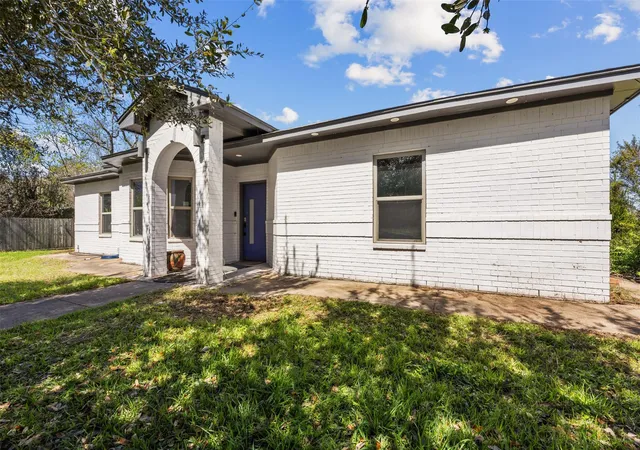 Homes for sale in Houston, TX | 4425 Fuqua St, Houston, TX 77048 | MLS# 17652199