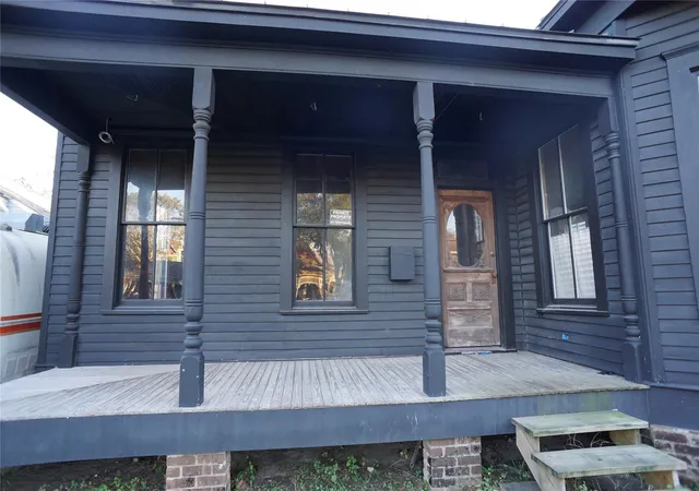 Photo 3 of Single family home for sale at 2215 Kane St, Houston, TX 77007 | MLS# 44659733 | Listing updated on 2026-06-21