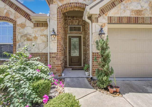 Photo 3 of Single family home for sale at 19519 Shelby Ridge Ln, Houston, TX 77073 | MLS# 97228276 | Listing updated on 2026-08-24