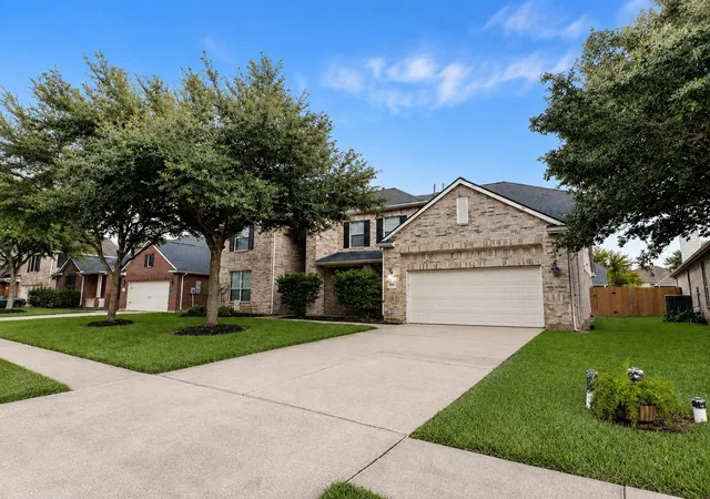 1st image of 1752 Silver Bend Dr, Dickinson, TX 77539 | MLS# 2699336