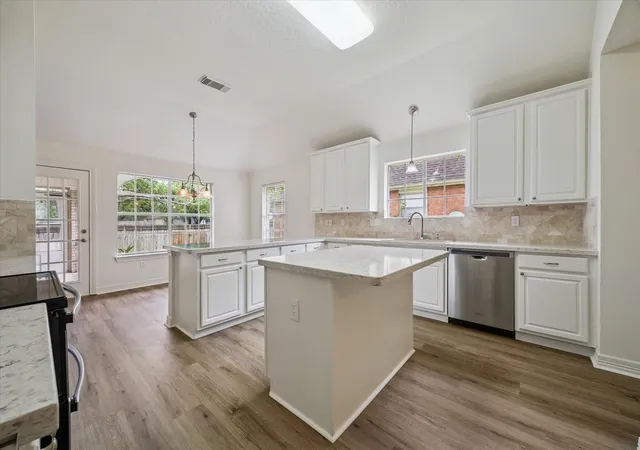 5th image of 3827 E Peach Hollow Cir, Pearland, TX 77584 | MLS# 10157976
