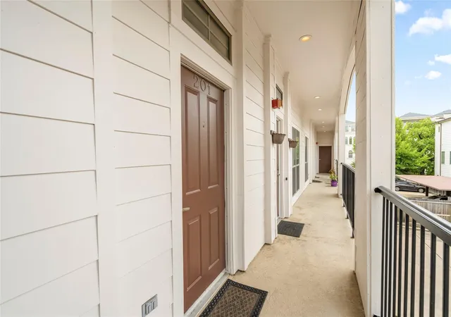 Listing Photo 4 - Condo for sale in building located at 802 Jackson Hl St, Houston, TX 77007 - Unit #201