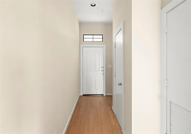 Listing Photo 5 - Condo for sale in building located at 802 Jackson Hl St, Houston, TX 77007 - Unit #201