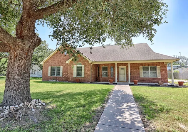 Photo 1 of Single family home for sale at 417 S Main St, Hallettsville, TX 77964 | MLS# 72531388 | Listing updated on 2026-08-28