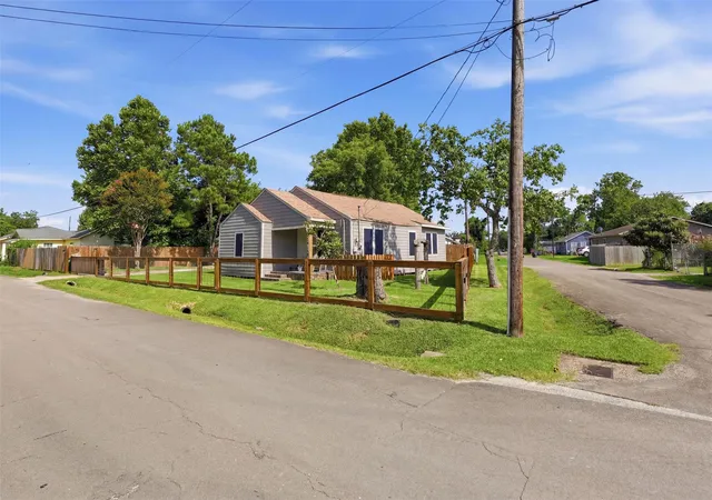 Homes for sale in Baytown, TX | 515 Riggs St, Baytown, TX 77520 | MLS# 93867023