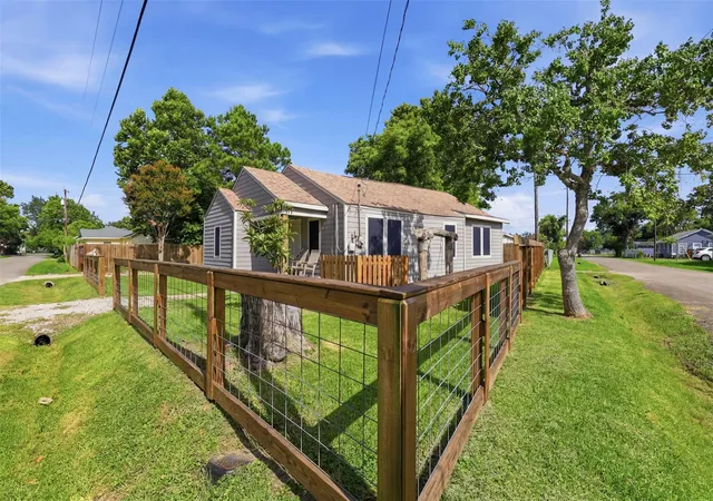 Homes for sale in Baytown, TX | 515 Riggs St, Baytown, TX 77520 | MLS# 93867023
