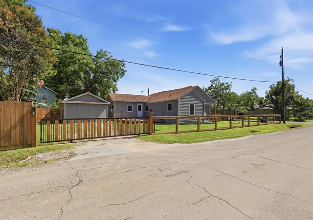 Homes for sale in Baytown, TX | 515 Riggs St, Baytown, TX 77520 | MLS# 93867023