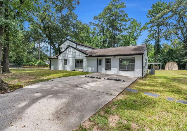 Photo 4 of Single family home for sale at 33102 Rollingwood Dr, Pinehurst, TX 77362 | MLS# 74819626 | Listing updated on 2026-10-10