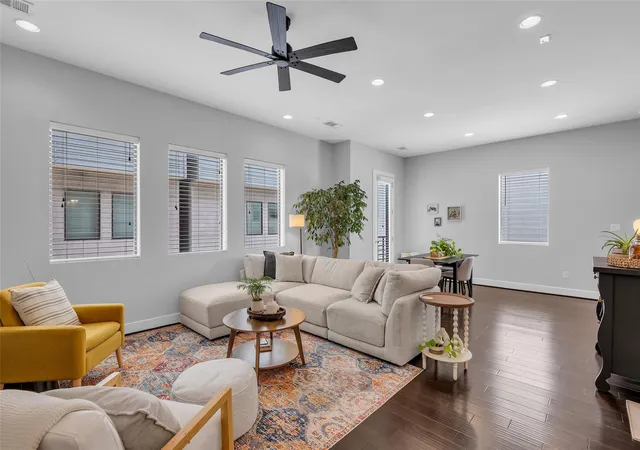 Photo 3 of Sale Pending at 961 Saint Augustine St, Houston, TX 77023 | MLS# 53068595 | Listing updated on 2026-09-07