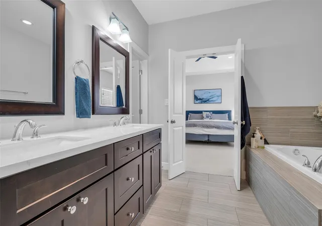 Photo 4 of Sale Pending at 961 Saint Augustine St, Houston, TX 77023 | MLS# 53068595 | Listing updated on 2026-09-07