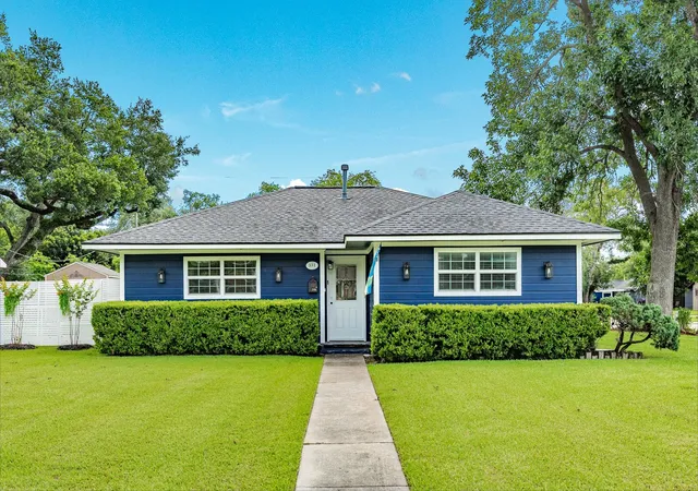 Homes for sale in Lake Jackson, TX | 331 Redwood St, Lake Jackson, TX 77566 | MLS# 65475380