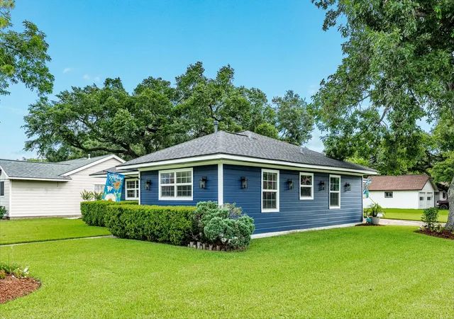 Homes for sale in Lake Jackson, TX | 331 Redwood St, Lake Jackson, TX 77566 | MLS# 65475380