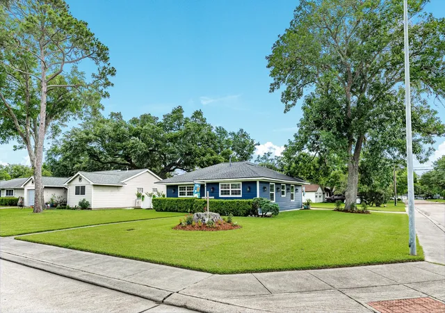 Homes for sale in Lake Jackson, TX | 331 Redwood St, Lake Jackson, TX 77566 | MLS# 65475380