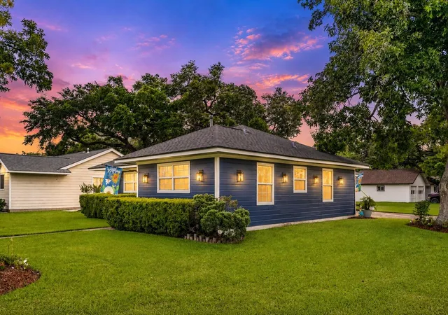 3rd image of 331 Redwood St, Lake Jackson, TX 77566 | MLS# 65475380