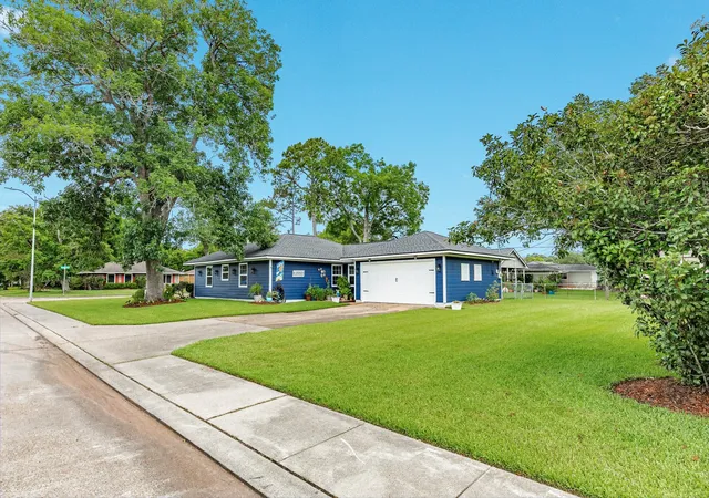 4th image of 331 Redwood St, Lake Jackson, TX 77566 | MLS# 65475380