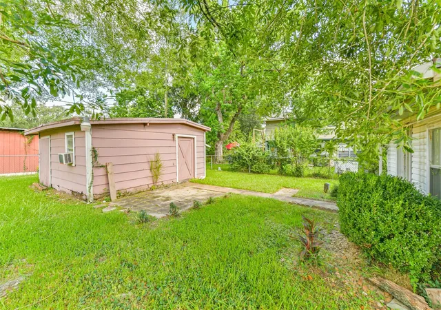 30th image of 1904 Amy Dr, Baytown, TX 77520 | MLS# 77944607