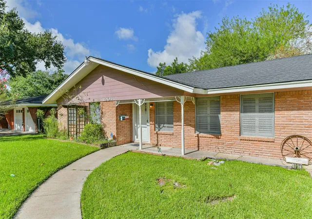 3rd image of 1904 Amy Dr, Baytown, TX 77520 | MLS# 77944607