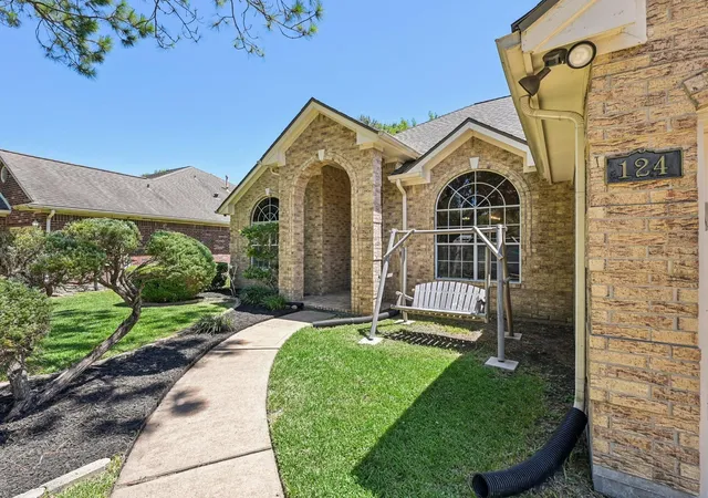 2nd image of 124 Crimson Bay Dr, League City, TX 77573 | MLS# 81643862