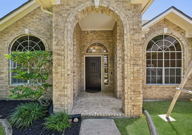 3rd image of 124 Crimson Bay Dr, League City, TX 77573 | MLS# 81643862