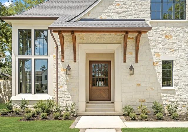 Photo 2 of Mansion for sale at 521 Trails End St, Houston, TX 77024 | MLS# 11018251 | Listing updated on 2026-09-16
