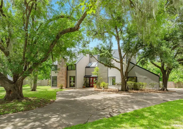 1st image of 121 Catalpa St, Lake Jackson, TX 77566 | MLS# 63619326