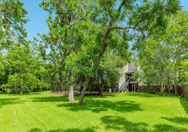 3rd image of 121 Catalpa St, Lake Jackson, TX 77566 | MLS# 63619326