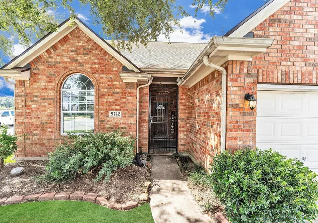 Photo 3 of Sale Pending at 9742 E Jennifer Way Dr, Houston, TX 77075 | MLS# 61205759 | Listing updated on 2026-09-19