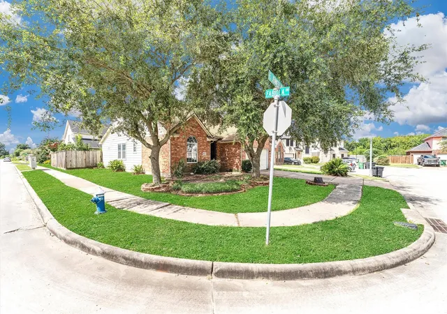 Photo 4 of Sale Pending at 9742 E Jennifer Way Dr, Houston, TX 77075 | MLS# 61205759 | Listing updated on 2026-09-19