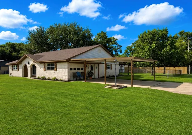 Photo 2 of Single family home for sale at 1302 Avenue H, Danbury, TX 77534 | MLS# 73370298 | Listing updated on 2026-08-27